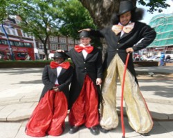 e3 Stilt walkers