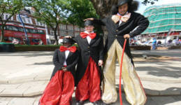 e3 Stilt walkers e3 Stilt walkers